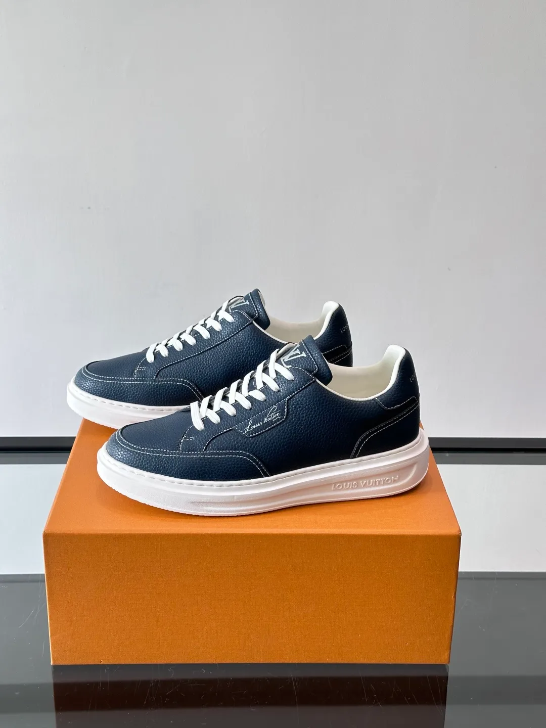 Men's men's shoes 💰p380 "＊OUIS ＊UITTO＊" casual sneakers, made of high-quality cowhide grain leather, with black laces, simple and high-end! LV Logo + classic Monogram lines on the side of the shoe, full of details✨. The rubber soles are wear-resistant and have strong traction, making them suitable for daily commuting and leisure. The shoe last fits the shape of the foot, making it comfortable to wear and not tiring after long walks. It is extremely versatile and can be easily worn with jeans or casual pants. It is a must-have item for men's fashion! 🖤 ​​size：38-44
